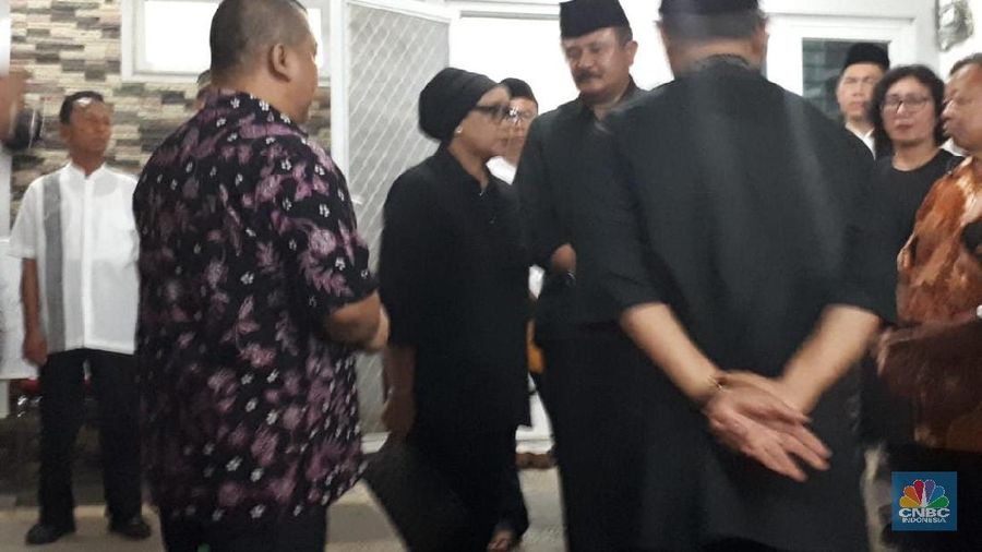 Menteri Luar Negeri Retno Marsudi mengenakan pakaian serba hitam dan sambangi rumah duka untuk membahas acara pemakaman Sutopo Purwo Nugroho