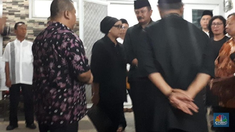 Menteri Luar Negeri Retno Marsudi mengenakan pakaian serba hitam dan sambangi rumah duka untuk membahas acara pemakaman Sutopo Purwo Nugroho