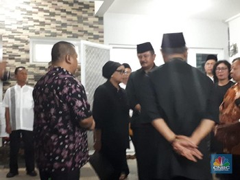 Bahas Pemakaman, Menlu Retno Tiba di Rumah Duka Sutopo
