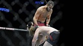 Jorge Masvidal atas langsung menjatuhkan Ben Askren lewat terjangan lutut saat ronde pertama baru dimulai pada laga di T-Mobile Arena, Las Vegas, Minggu (7/7) pagi WIB. (REUTERS/Stephen R. Sylvanie-USA TODAY Sports)