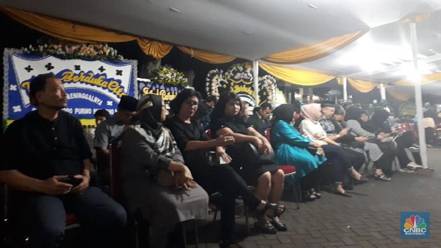 Menteri Luar Negeri Retno Marsudi mengenakan pakaian serba hitam dan sambangi rumah duka untuk membahas acara pemakaman Sutopo Purwo Nugroho