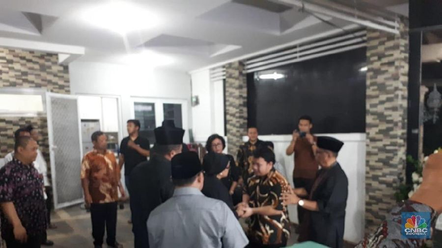 Menteri Luar Negeri Retno Marsudi mengenakan pakaian serba hitam dan sambangi rumah duka untuk membahas acara pemakaman Sutopo Purwo Nugroho
