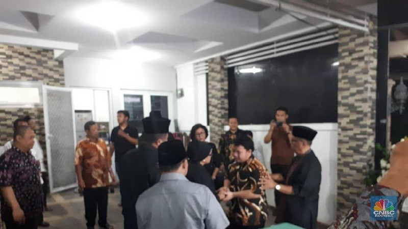 Menteri Luar Negeri Retno Marsudi mengenakan pakaian serba hitam dan sambangi rumah duka untuk membahas acara pemakaman Sutopo Purwo Nugroho