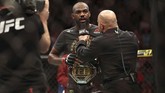 Jon Jones diwawancara di atas ring oktagon usai menang angka atas Thiago Santos. (Sean M. Haffey/Getty Images/AFP)
