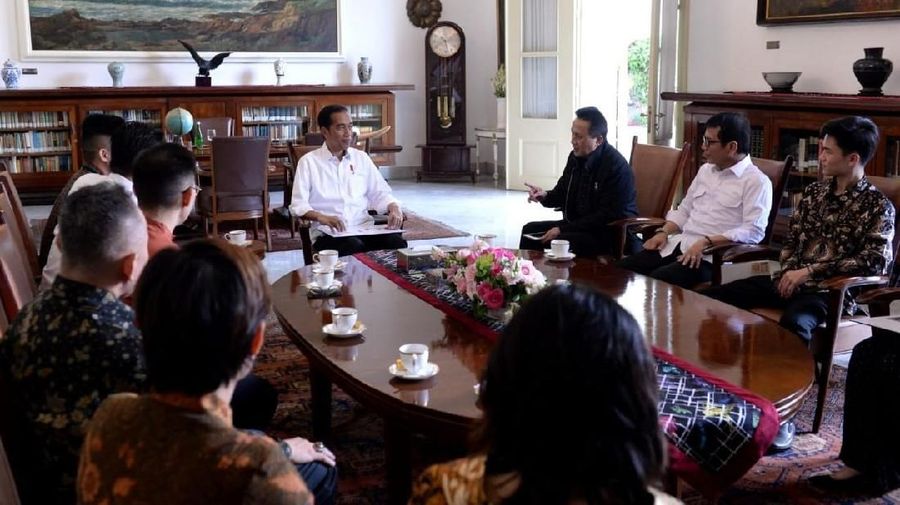 Rapper Rich Brian tampil agak beda, kali ini ia mengenakan batik dan berbaju formal saat bertemu dengan Presiden Joko Widodo