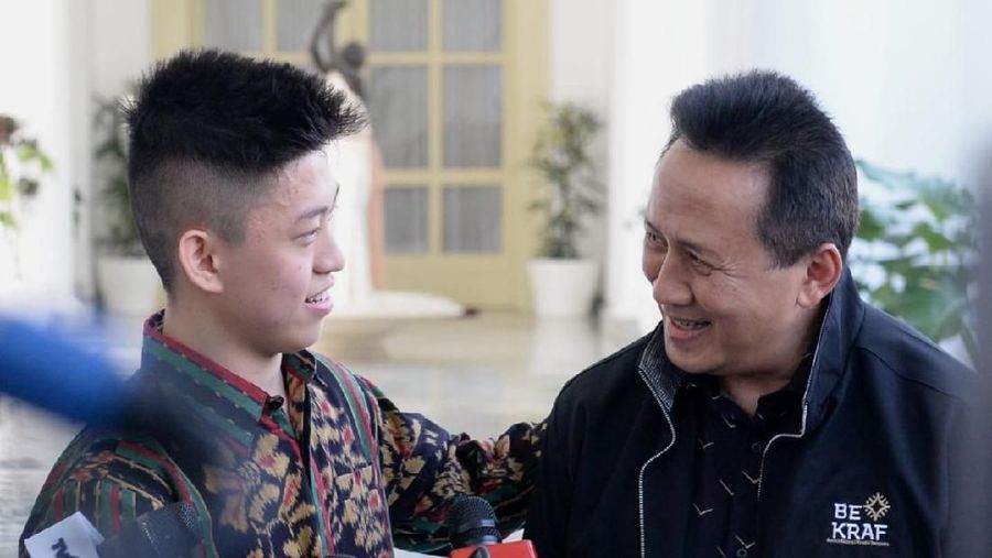 Penyanyi rap Rich Brian kembali bikin gebrakan, kali ini ia duet dengan artis Kpop. Videonya masuk trending Youtube. 