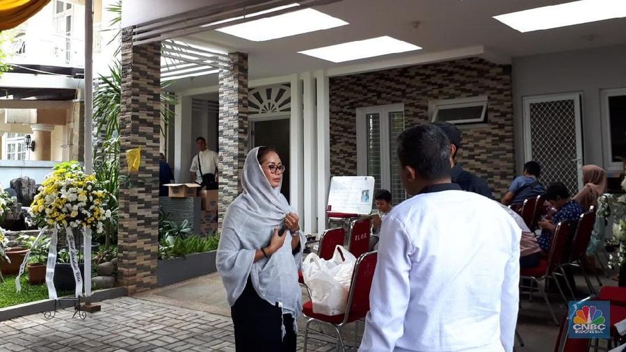 Kepala Pusat Data Informasi dan Humas BNPB Sutopo Purwo Nugroho tutup usia, rumah dukanya dibanjiri karangan bunga.