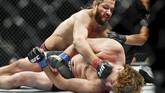 Wasit Jason Herzog berusaha menarik Jorge Masvidal yang terus berusaha memukul Ben Askren. Masvidal dinyatakan menang KO di detik kelima. (REUTERS/Stephen R. Sylvanie-USA TODAY Sports)