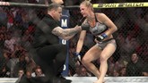 Holly Holm gontai di depan wasit Marc Goddard setelah dinyatakan kalah TKO dari Amanda Nunes. (Sean M. Haffey/Getty Images/AFP)