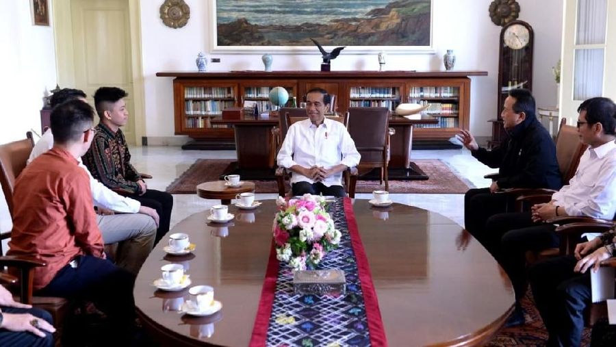 Rapper Rich Brian tampil agak beda, kali ini ia mengenakan batik dan berbaju formal saat bertemu dengan Presiden Joko Widodo
