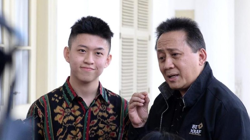 Rapper Rich Brian tampil agak beda, kali ini ia mengenakan batik dan berbaju formal saat bertemu dengan Presiden Joko Widodo