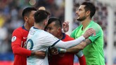 Kapten timnas Argentina, Lionel Messi, tampak menghindar dari tandukan Gary Medel dan La Pulga tampak coba ditarik oleh salah satu pemain timnas Chile dalam laga perebutan tempat ketiga Copa America 2019. (REUTERS/Amanda Perobelli)