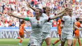 Megan Rapinoe berhasil mencetak gol lewat titik putih. Tendangan Rapinoe mengecoh Sari Van Veenendaal. (REUTERS/Denis Balibouse)