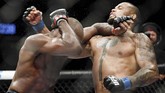 Di kelas berat ringan Jon Jones (kiri) berhasil mempertahankan gelar setelah menang angka tipis atas Thiago Santos. (REUTERS/Stephen R. Sylvanie-USA TODAY Sports)