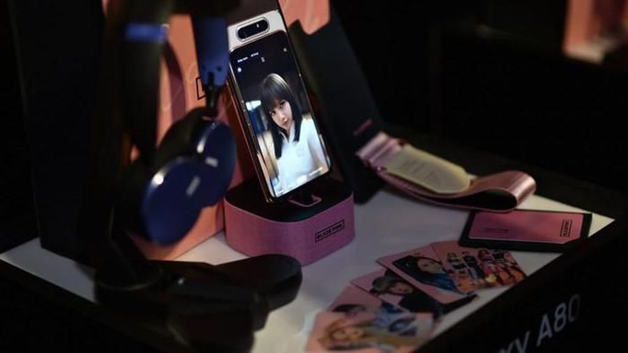 Fenomena K-pop masih terus memikat industri hiburan. Tidaklah heran, hal ini membuat merek ponsel Samsung menghadirkan ponsel yang tidak biasa.