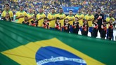 Para pemain timnas Brasil menyanyikan lagu kebangsaan jelang berlangsungnya partai final melawan timnas Peru di Stadion Maracana, Rio de Janeiro, Senin (8/7) WIB. (REUTERS/Ueslei Marcelino)