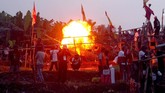 Dalam tradisi itu, warga Desa Suka Mulya dan Desa Suka Makmur memamerkan suara ledakan dari meriam buatannya. (ANTARA FOTO/Yulius Satria Wijaya)