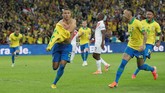 Richarlison mencetak gol ketiga timnas Brasil ke gawang timnas Peru yang membuat skor jadi 3-1 sekaligus memastikan Selecao meraih gelar kesembilan Copa America 2019. (REUTERS/Henry Romero)