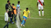 Emosi Gabriel Jesus memuncak saat hendak meninggalkan lapangan. Striker 22 tahun itu menendang botol air minum yang berada di pinggir lapangan. (REUTERS/Sergio Moraes)