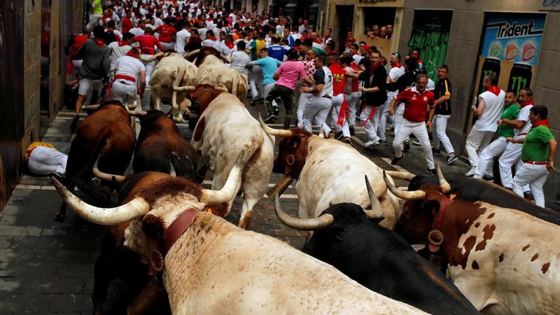 San Fermin dimulai setiap pagi pukul 08.00 waktu setempat mulai dari Sabtu hingga delapan hari ke depan.