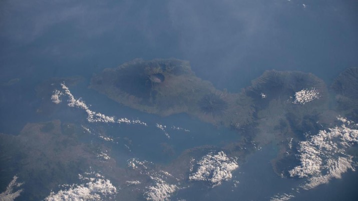 Aktivitas Gunung Tambora (15/5/2019) (Johnson/Nasa)

Gunung berapi aktif Gunung Tambora di pulau Nusa Tenggara Barat provinsi Indonesia digambarkan sebagai Stasiun Luar Angkasa Internasional yang mengorbit 256 mil di atas negara Asia Tenggara.