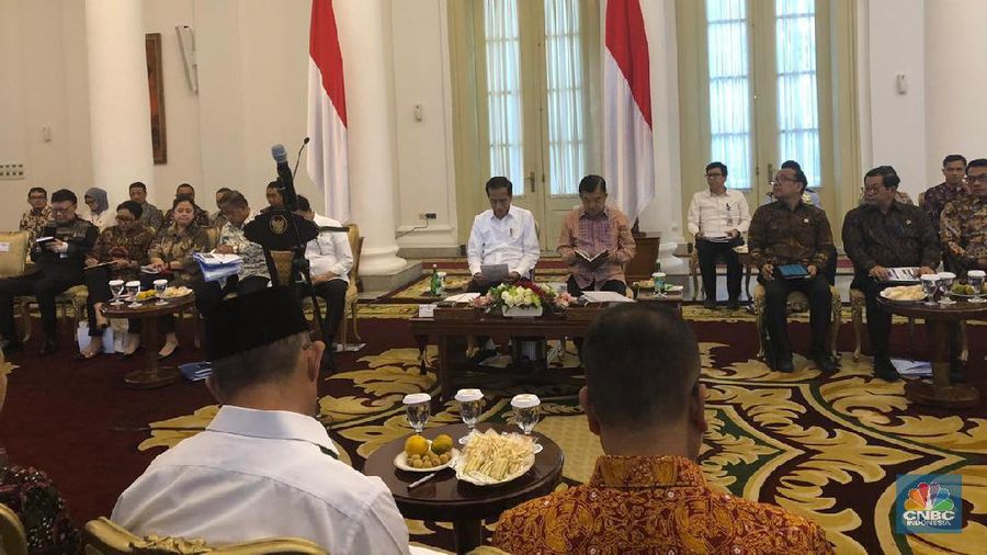 Gara-gara ekspor yang loyo dan impor yang melejit, Indonesia mengalami defisit neraca dagang.