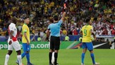 Timnas Brasil harus bermain dengan 10 orang setelah Gabriel Jesus menerima kartu kuning kedua dari wasit Roberto Tobar dalam laga melawan timnas Peru di final Copa America 2019. (REUTERS/Henry Romero)