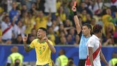 Katu kuning kedua yang diterima Jesus dari wasit asal Chile Roberto Tobar berbuah kartu merah yang membuat striker asal klub Manchester City itu harus meninggalkan lapangan di menit ke-70 saat Brasil unggul 2-1 atas Peru. (Photo by Carl DE SOUZA / AFP)