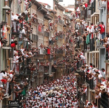 Ribuan Warga Ramaikan Festival San Fermin Spanyol