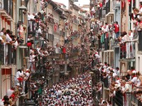Ribuan Warga Ramaikan Festival San Fermin Spanyol