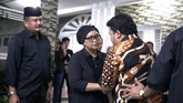 Menteri Luar Negeri Retno Marsudi (kedua kiri) menyampaikan duka cita kepada putra dari Kepala Pusdatin dan Humas BNPB Sutopo Purwo Nugroho di Raffles Hils, Cimanggis, Depok, Jawa Barat, Minggu (7/7). (ANTARA FOTO/Yulius Satria Wijaya)