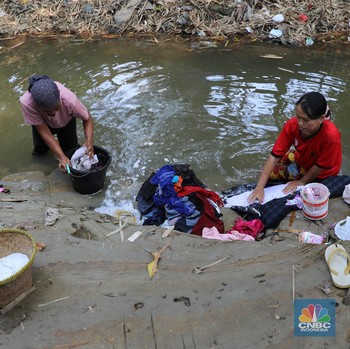 Bekasi Kemarau, Warga Rela Mandi Hingga Cuci Pakaian di Kali