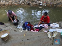 Bekasi Kemarau, Warga Rela Mandi Hingga Cuci Pakaian di Kali