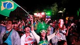 Suporter timnas Brasil merayakan keberhasilan Dani Alves dkk meraih gelar kesembilan selama berpartisipasi di Copa America setelah mengalahkan timnas Peru 3-1 di Stadion Maracana, Rio de Janeiro, Senin (8/7) WIB. (REUTERS/Raquel Cunha)