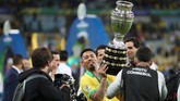 Raut kesedihan dan kekecewaan Jesus mendadak berubah saat laga usai. Jesus pun menikmati kemenangan Brasil di final dengan mengangkat trofi Copa America. (REUTERS/Ricardo Moraes)