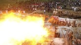 Sebanyak 30 kuluwung dijajarkan di area perbukitan Cikeruh dan dinyalakan bergantian yang suaranya membahana ke segala penjuru desa tersebut. (ANTARA FOTO/Yulius Satria Wijaya)