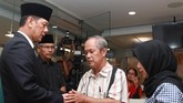 Kepala BNPB Letjen TNI Doni Monardo (kiri) memberikan ucapan duka cita kepada Istri Kepala Pusdatin dan Humas BNPB almarhum Sutopo Purwo Nugroho, Retno Utami (kanan) dan kakak ipar almarhum, Nurzuama (tengah). (ANTARA FOTO/Muhammad Iqbal)