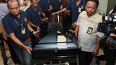 Sekitar pukul 00.30 WIB, jenazah Sutopo dibawa dari rumah duka di kawasan Cimanggis, Depok ke bandara Soekarno Hatta untuk diterbangkan ke Solo guna dimakamkan di daerah asalnya, Boyolali. (ANTARA FOTO/Muhammad Iqbal)
