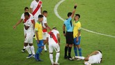 Insiden Gabriel Jesus dikartu merah wasit Roberto Tobar bermula dari pelanggaran terhadap Yoshimar Yotun di babak pertama yang berbuah kartu kuning. (REUTERS/Sergio Moraes)