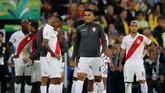 Para pemain timnas Peru tampak lesu setelah menelan kekalahan 1-3 dari timnas Brasil pada final Copa America 2019 di Stadion Maracana, Rio de Janeiro, Senin (8/7) WIB. (REUTERS/Luisa Gonzalez)