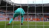 Meski dominan, Amerika Serikat tak bisa mencetak gol sampai akhirnya mereka mendapat penalti di menit ke-61. (REUTERS/Denis Balibouse)