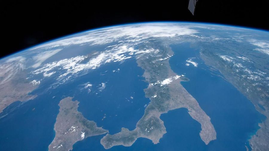 Italia dan Pulau Sisilia (9/6/2019). (Johnson/Nasa)

Stasiun Luar Angkasa Internasional sedang mengorbit 255 mil di atas Laut Mediterania ketika seorang awak Ekspedisi 59 yang mencari di barat laut mengambil foto Italia dan pulau Sisilia ini.
