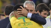 Gabriel Jesus menangis dipelukan pelatih Brasil Tite setelah mengetahui Tim Samba menjadi juara Copa America 2019 dengan mengalahkan Peru 3-1. (Photo by Luis Acosta / AFP)