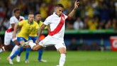 Kapten timnas Peru, Jose Paulo Guerrero, menyamakan skor melalui tendangan penalti yang membobol gawang Alisson Becker pada final Copa America 2019 di Stadion Maracana, Rio de Janeiro, Senin (8/7) WIB. (REUTERS/Pilar Olivares)