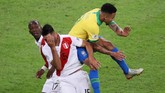 Di babak kedua tepatnya di menit ke-70 Gabriel Jesus kembali melakukan pelanggaran keras, kali ini terhadap Carlos Zambrano saat keduanya berduel di udara. (REUTERS/Sergio Moraes)