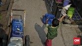 Sejak dahulu belum ada jaringan air bersih yang terpasang, sehingga warga setempat bergantung dengan air hujan. (CNN Indonesia/Adhi Wicaksono)