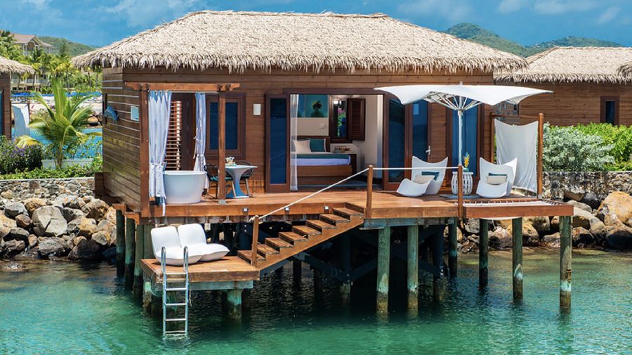 Ini deretan bungalows yang berdiri langsung di tepi laut dengan pemandangan indah