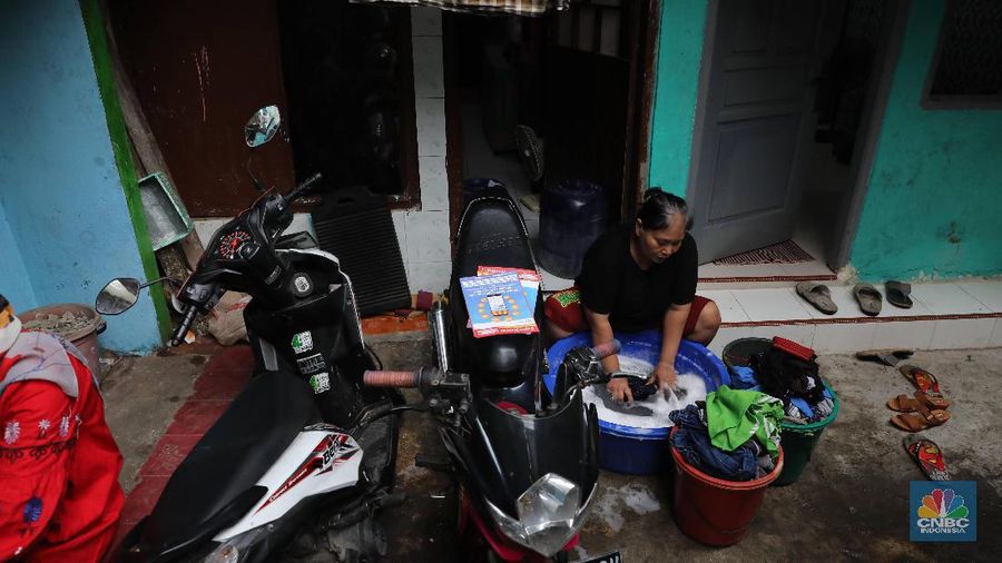 Warga mengaku, kebutuhan air mereka tidak pernah terus terpenuhi sepanjang tahun.