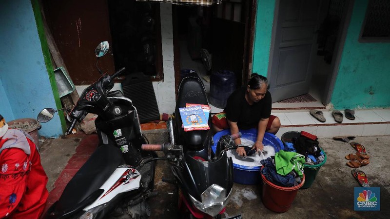 Warga mengaku, kebutuhan air mereka tidak pernah terus terpenuhi sepanjang tahun.