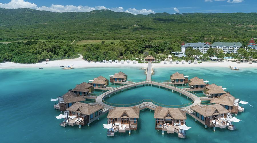 Ini deretan bungalows yang berdiri langsung di tepi laut dengan pemandangan indah